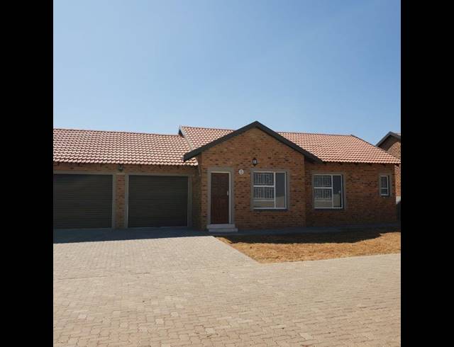 2 BEDROOM TOWNHOUSE FOR SALE IN RIVERSDALE